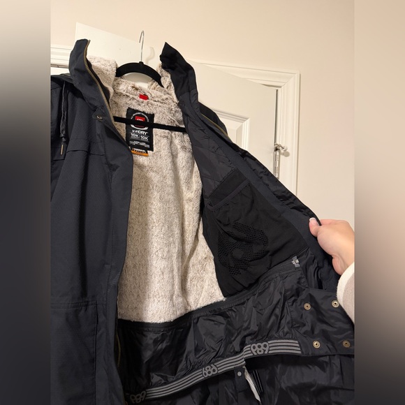 686 Snowboarding Jacket - Picture 3 of 6